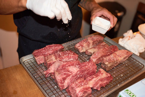 DTLA Dinner Club 2019 Season Finale with Chef Pat, Salting the meat with help from the Tuxton Home Duratux Santorini Mini bowl