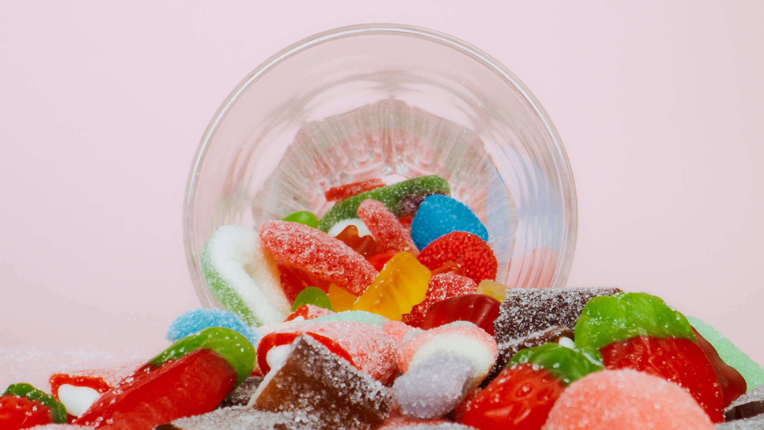 Surtido de deliciosos dulces en un recipiente de plástico transparente