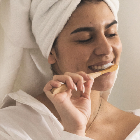 Femme se brossant les dents - Dentifrice naturel Bienfaits du dentifrice naturel - ATTITUDE