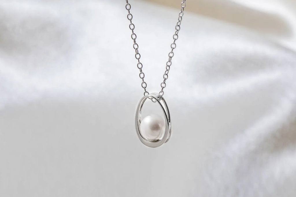 Akoya pearl pendant