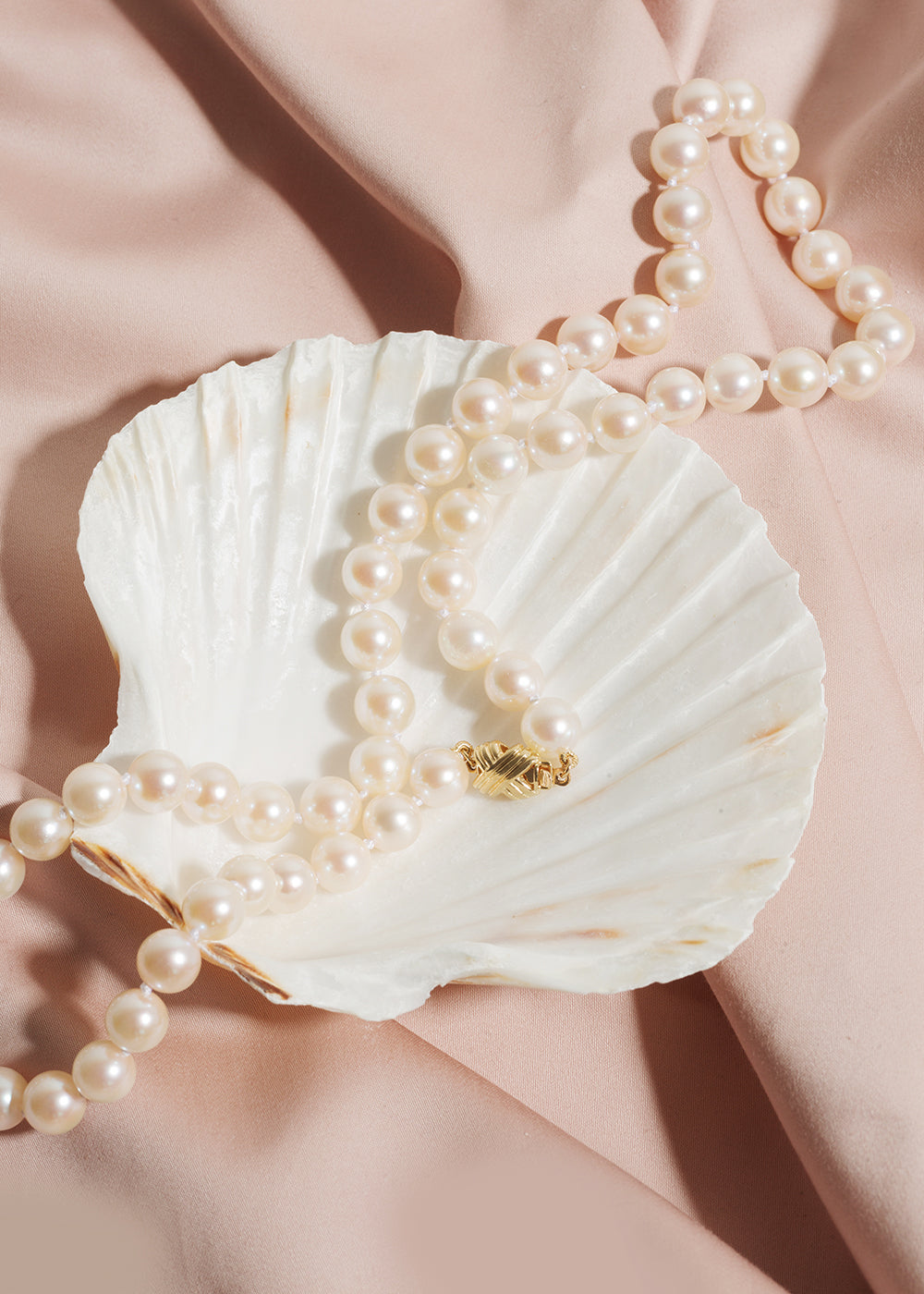 What is the best color for a pearl necklace?