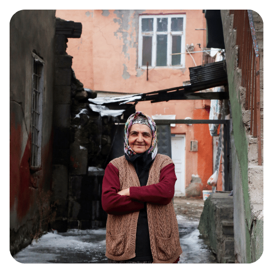 old_woman_standing_in_alley