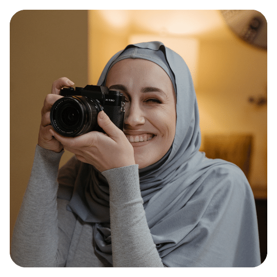 woman_holding_camera