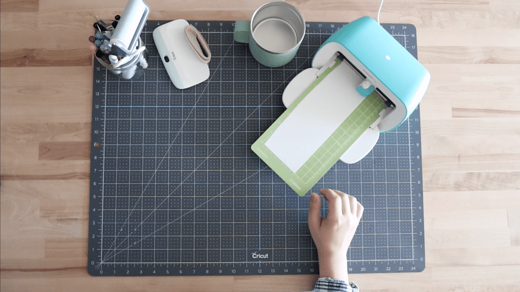 Beginner Cricut Project: Personalized Coffee Mugs