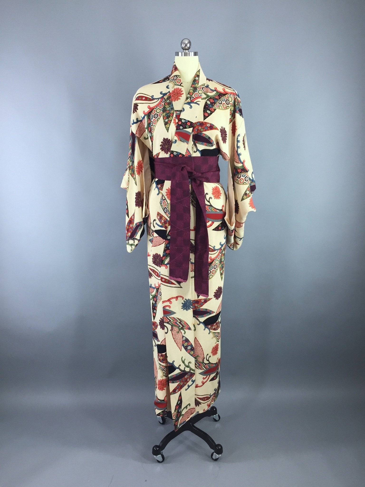 1940s Vintage Silk Kimono Robe in Ivory Floral Print
