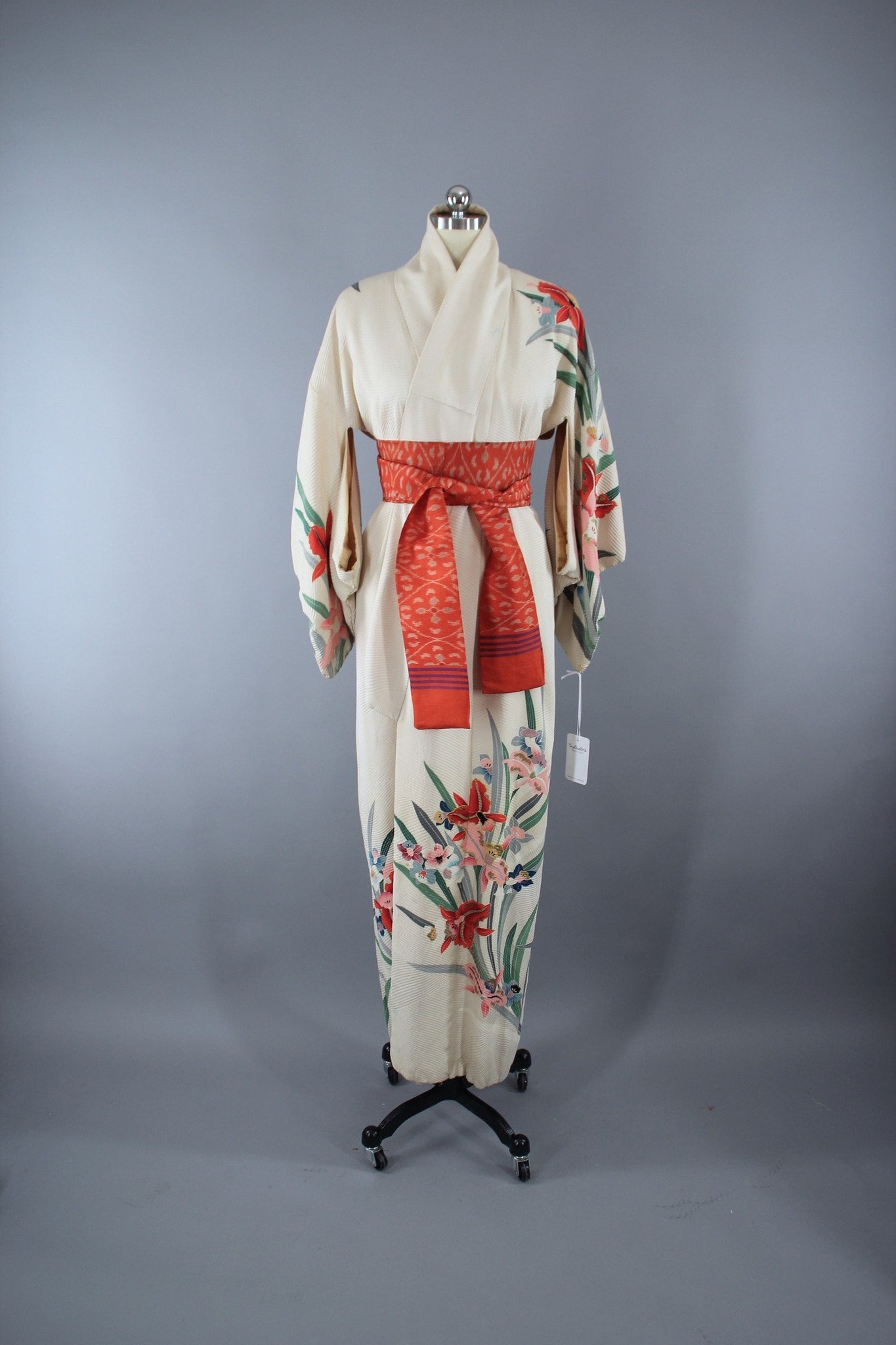 1940s Vintage Silk Kimono Robe in Ivory with Pink Catalaya Orchids Flo ...
