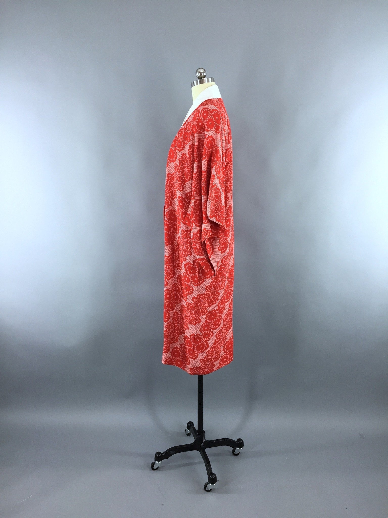 1940s Vintage Silk Kimono Robe in Red Floral Print Shibori
