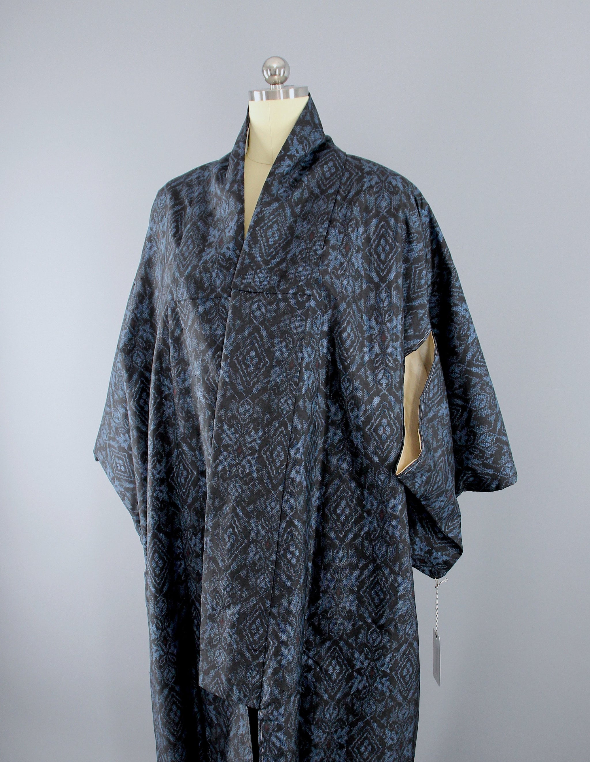 1950s Vintage Silk Kimono Robe / Black Ikat