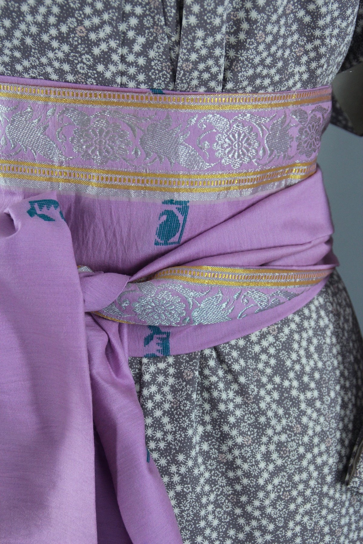1950s Vintage Silk Kimono Robe in Dove Grey Floral Print – ThisBlueBird