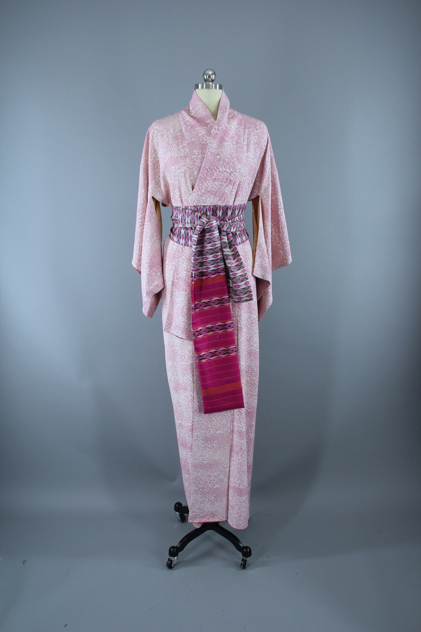 1950s Vintage Silk Kimono Robe / Pink Tiny Floral Print – ThisBlueBird
