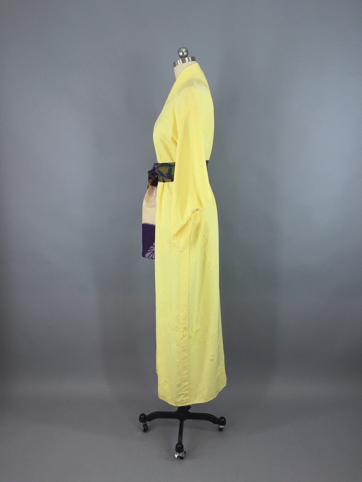 1950s Vintage Silk Kimono Robe with Yellow Floral Pattern – ThisBlueBird