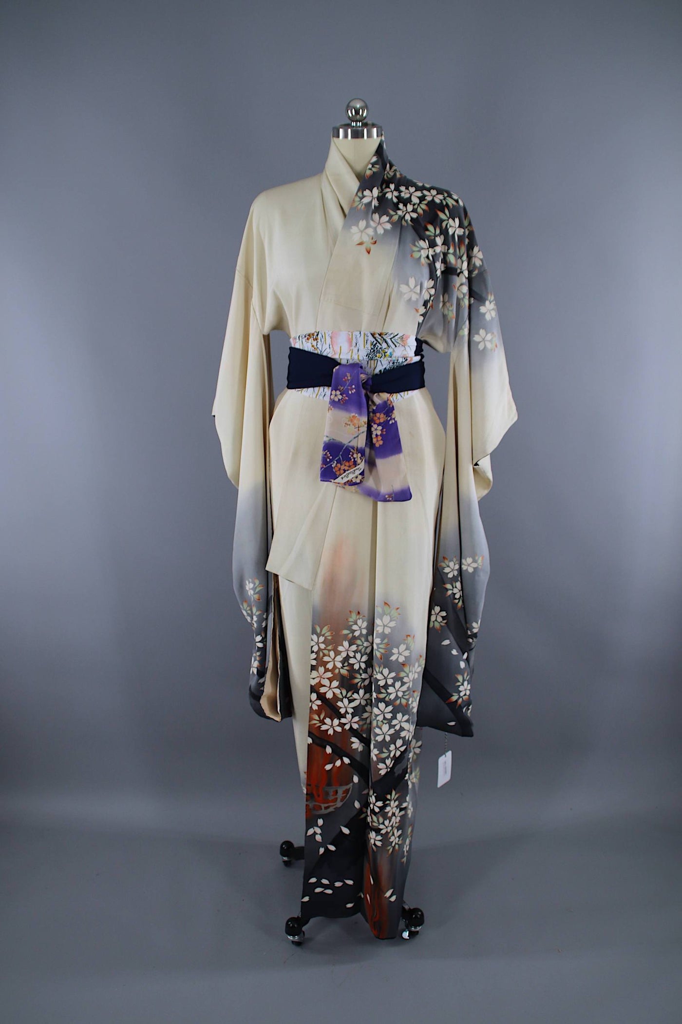 1960s Vintage Silk Kimono Robe Furisode / Ivory Grey Floral Print ...