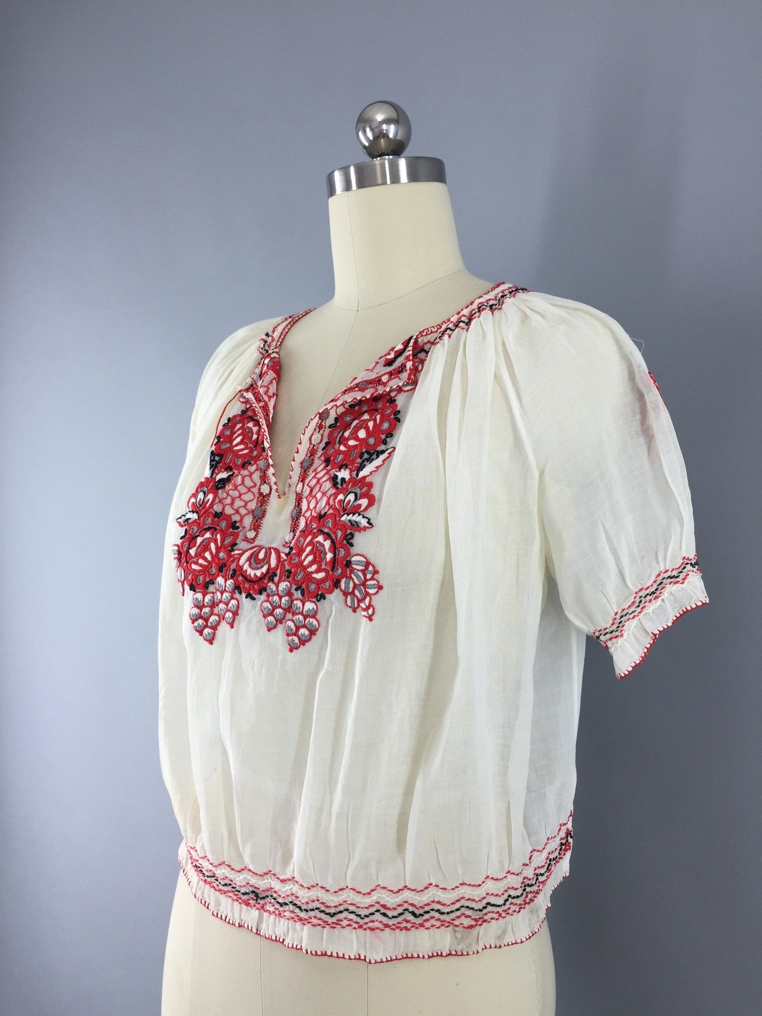 Vintage 1930s Peasant Blouse / Hungarian Embroidered