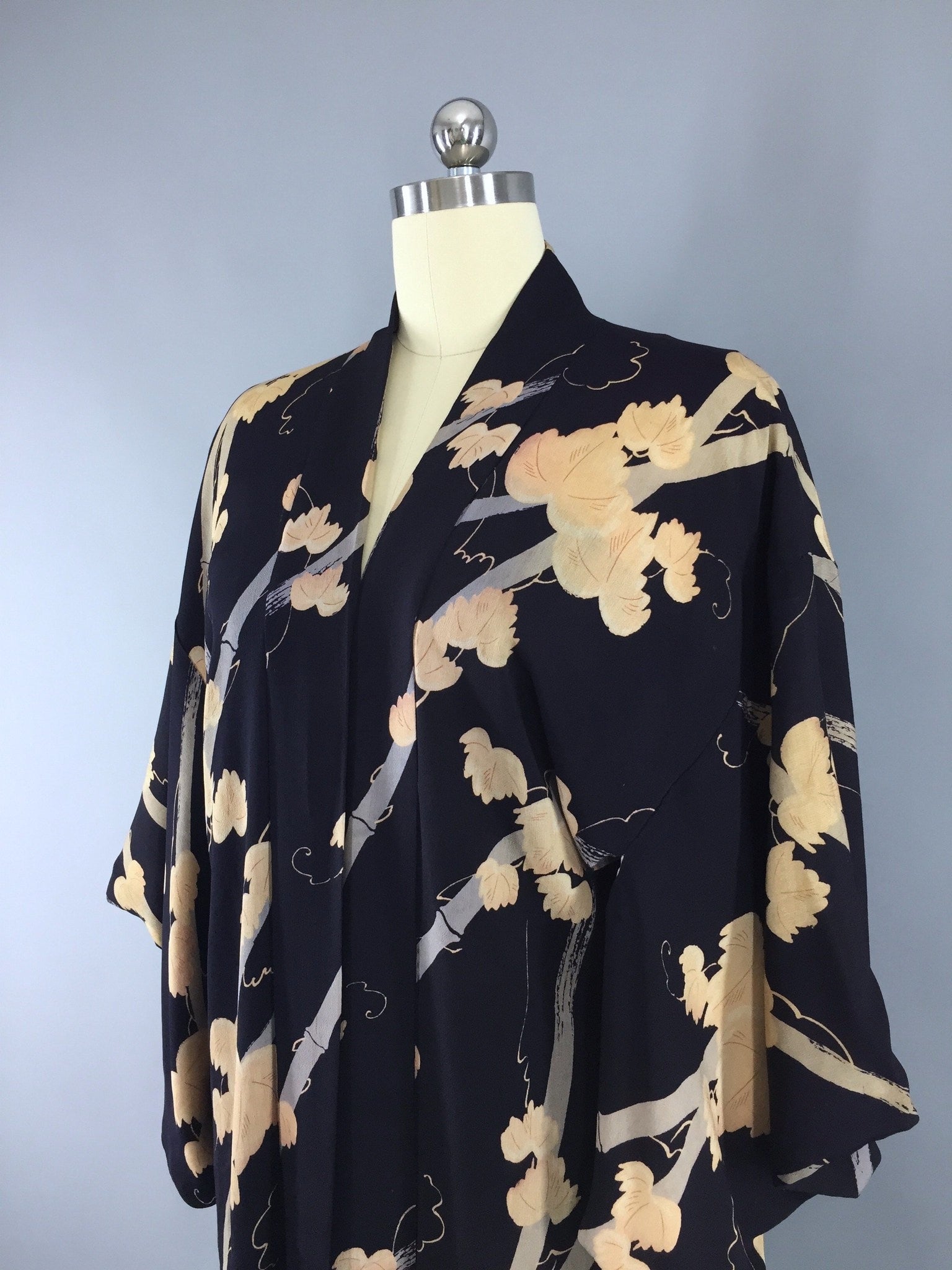 Vintage 1940s Haori Silk Kimono Jacket Cardigan with Navy Blue Leaves