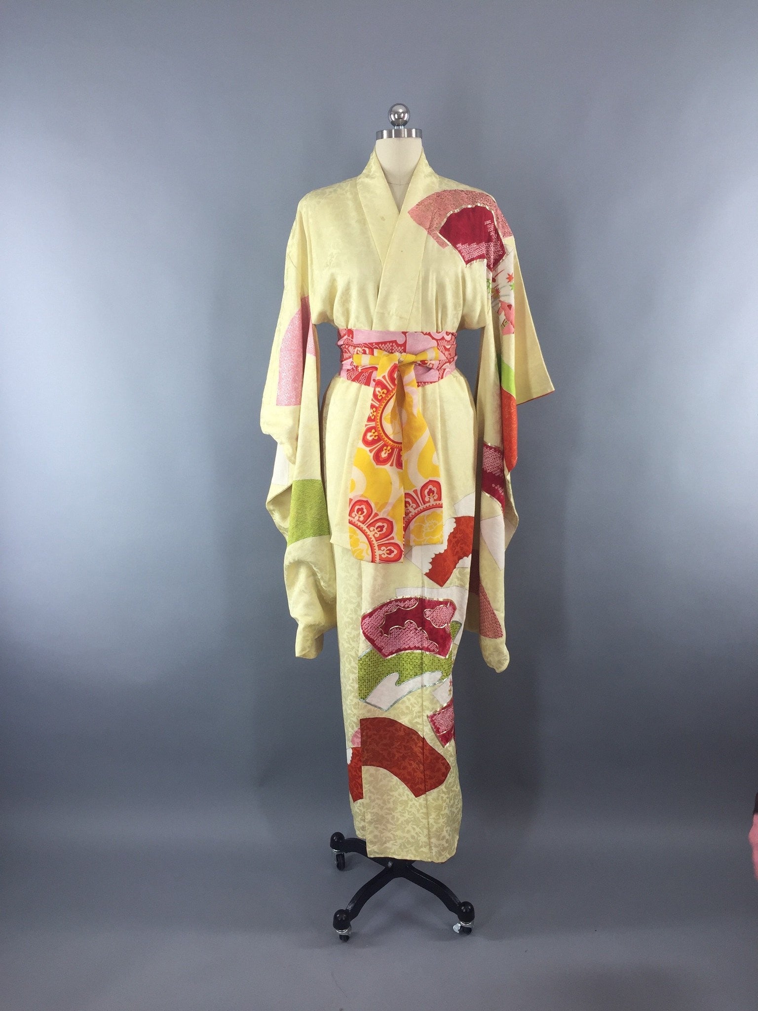 Vintage 1950s Silk Kimono Robe Furisode / Pale Yellow Fans – ThisBlueBird