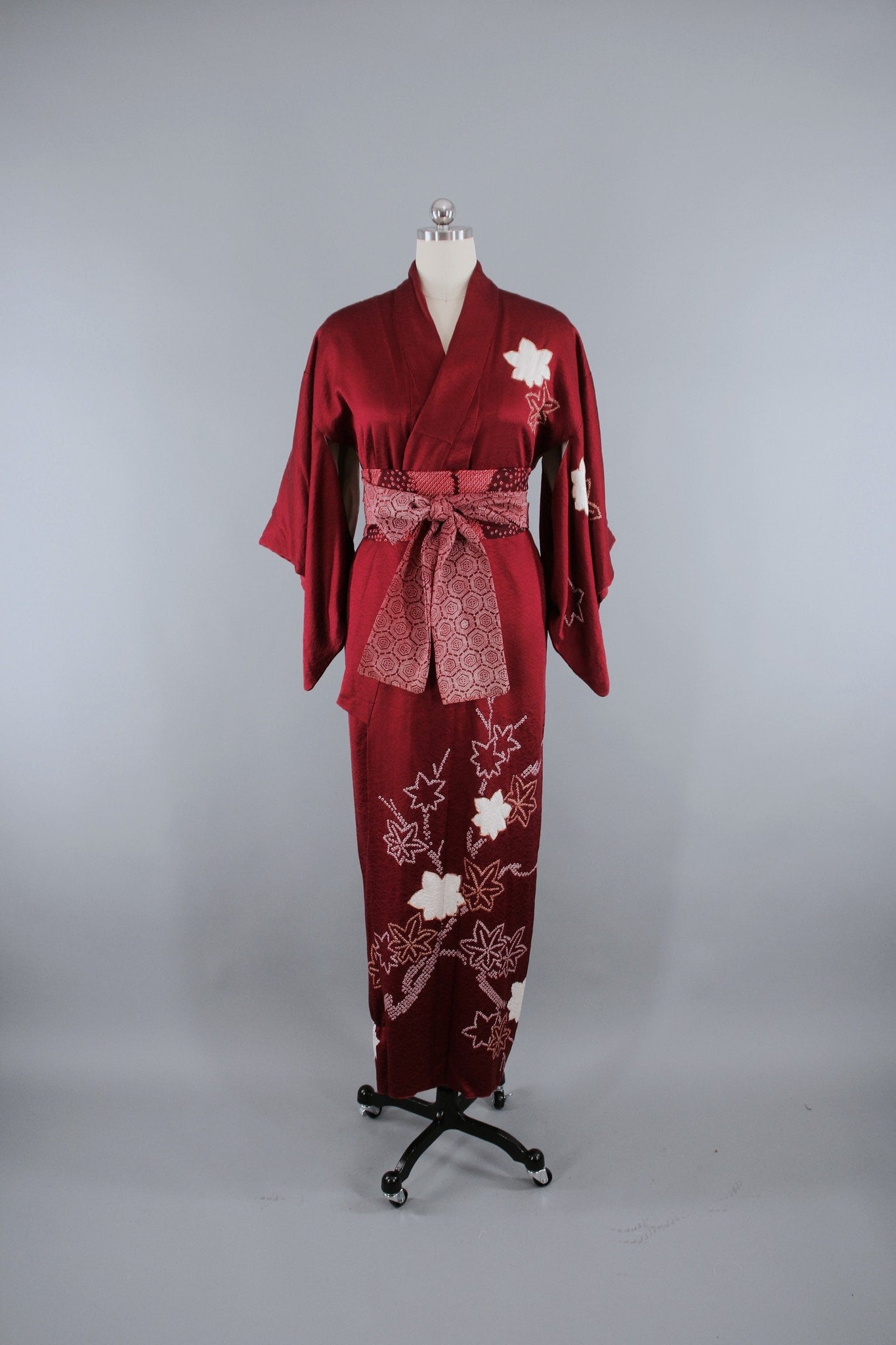 Vintage 1950s Silk Kimono Robe with Embroidered Dark Red Shibori Flora ...