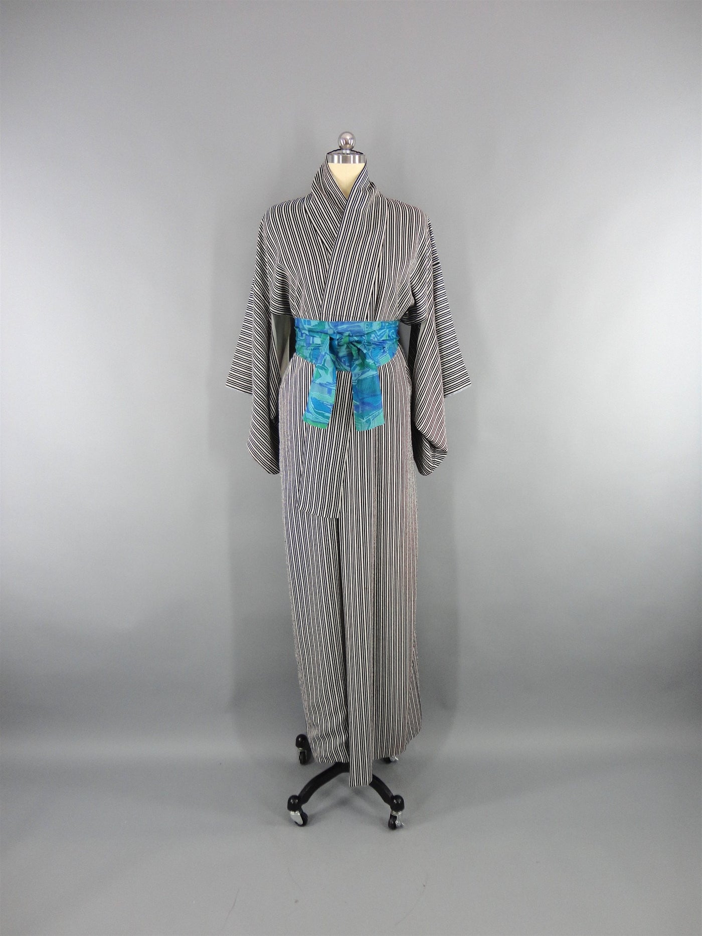 Vintage 1960s Kimono Robe Black and White Pinstripes – ThisBlueBird