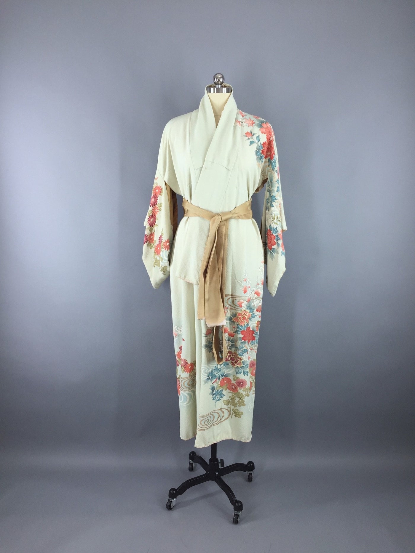 Vintage 1960s Vintage Silk Kimono Robe / Embroidered Pale Green Floral ...