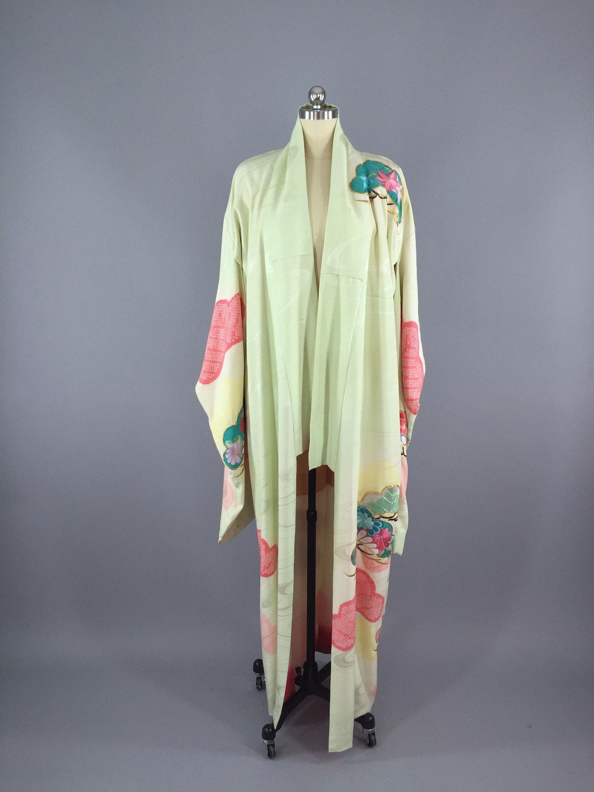 Vintage 1960s Vintage Silk Kimono Robe Furisode / Dressing Gown Robe