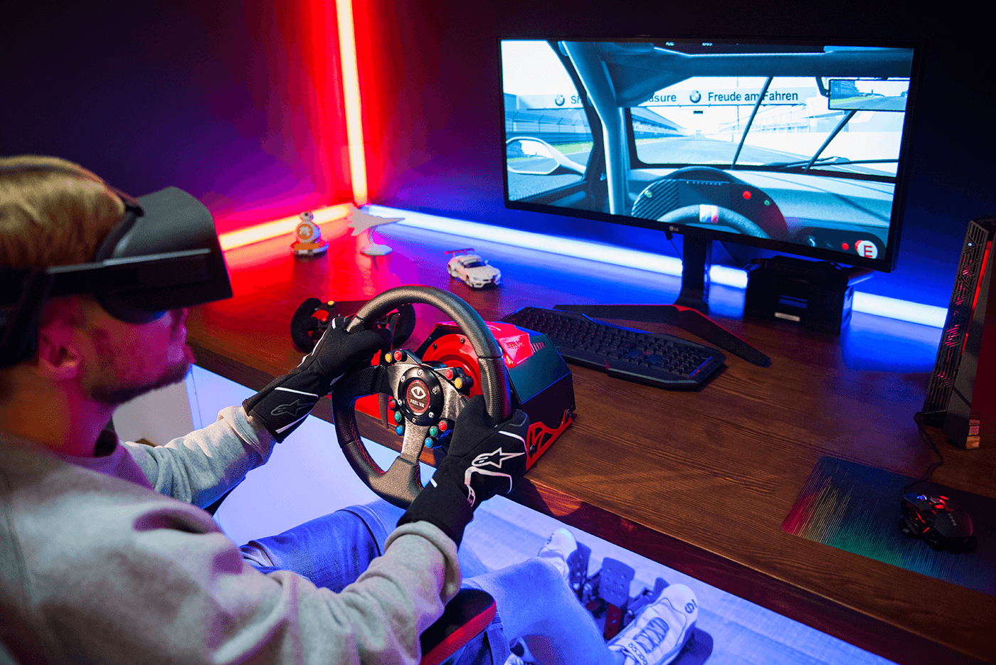 Vr tube. Очки VR для гоночных симуляторов. VR вождение. Гонки в ВР. Руль для очков виртуальной реальности.
