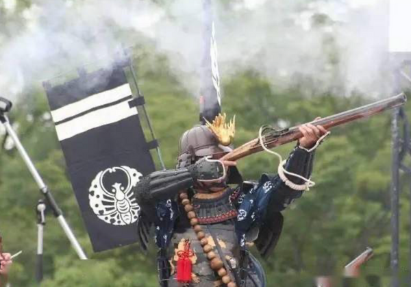 Samurai shooting with Tanegashima Gun (hinawajū)