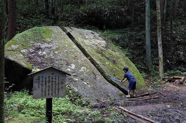 myth of katana cut through a rock