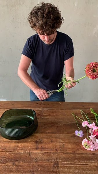 @the_ikebana_project taglia i fiori per la creazione Ikebana per NUDE con la sua Opti Collection