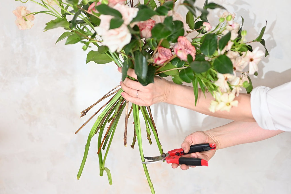 Woman cutting the brenches of the bouquet
