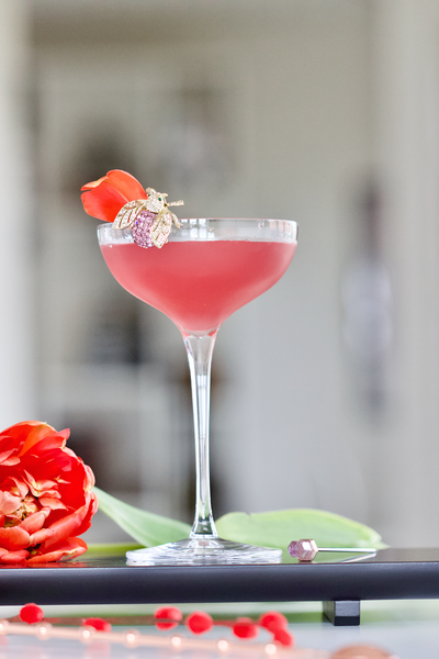 The cocktail NUDE & Homemade presented in the Hepburn coupe glass