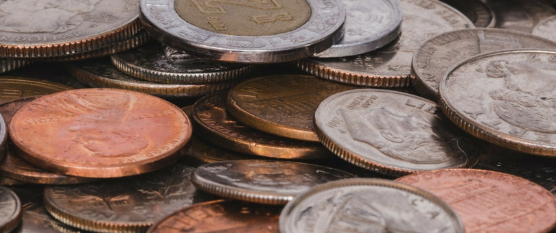 Viele Münzen liegen übereinander und stehen für die vielen Werbegeschenke in einem frisch eröffneten Onlineshop.