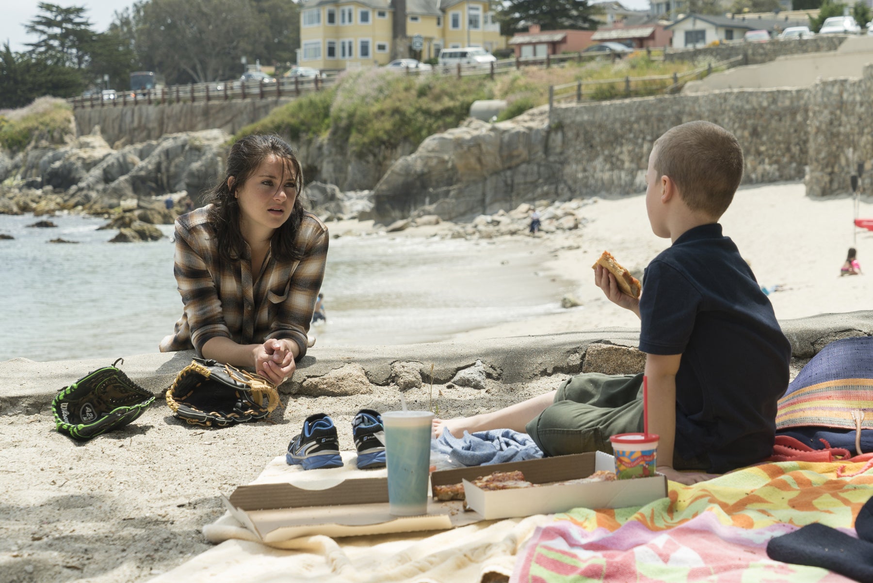 Jane hangs out at the beach with her son, Ziggy (Iain Armitage).