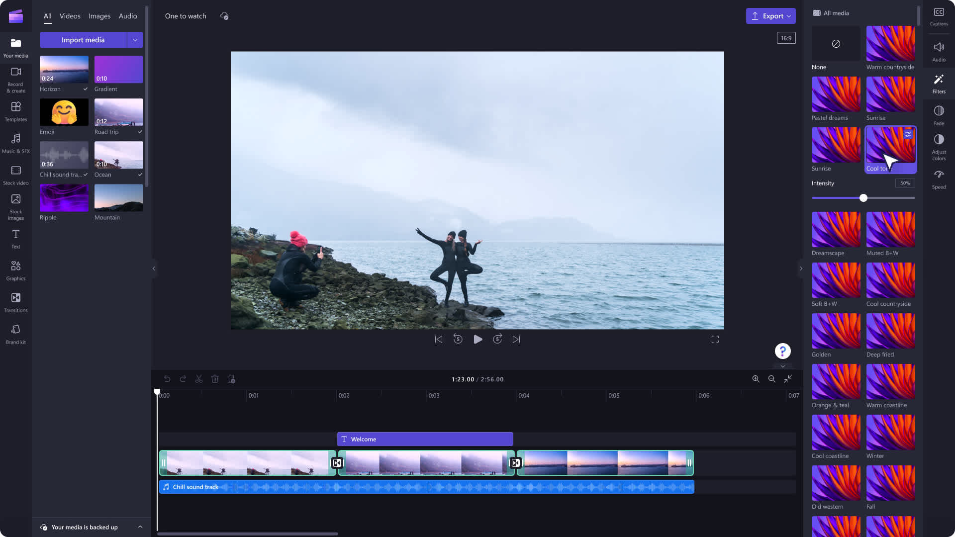 Clipchamp视频剪辑软件，显示远处海边的两个人