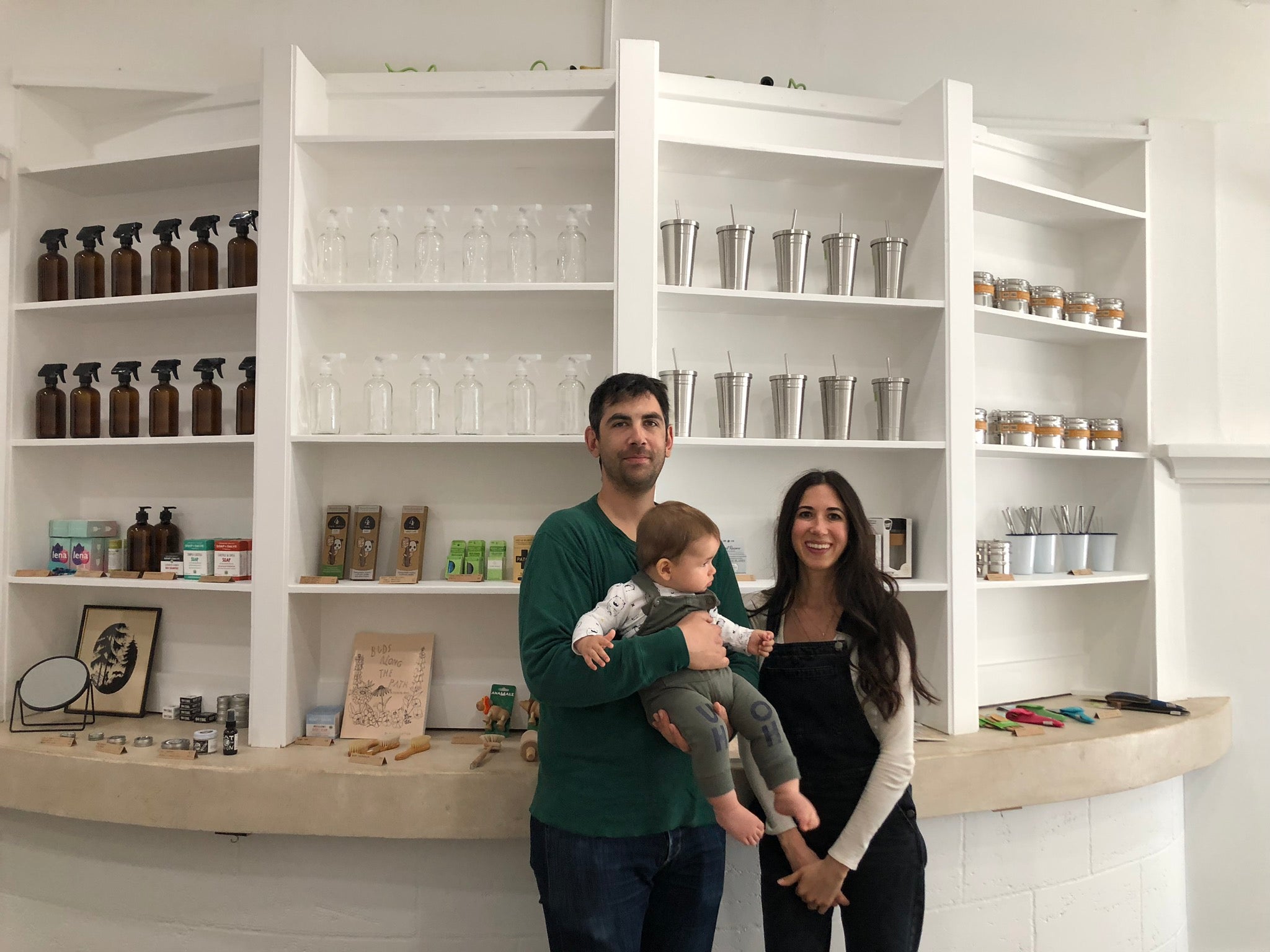 Lily e Max Cameron e il figlio Grant nel punto vendita di Wild Minimalist a San Anselmo, California