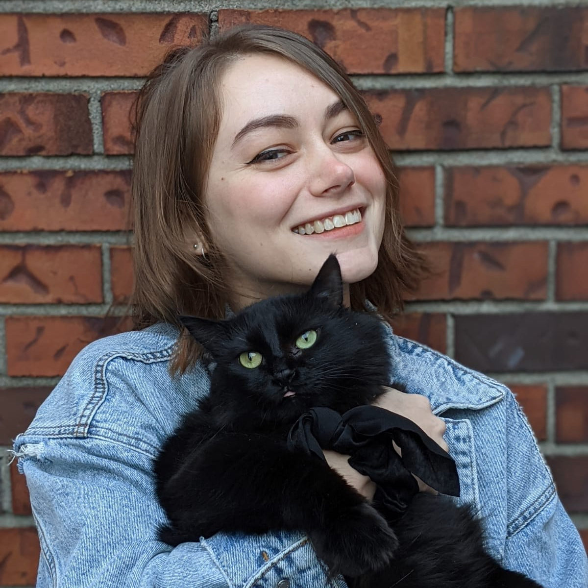 Sarah Andersen along with her cat, who is often included within her comic as well. 