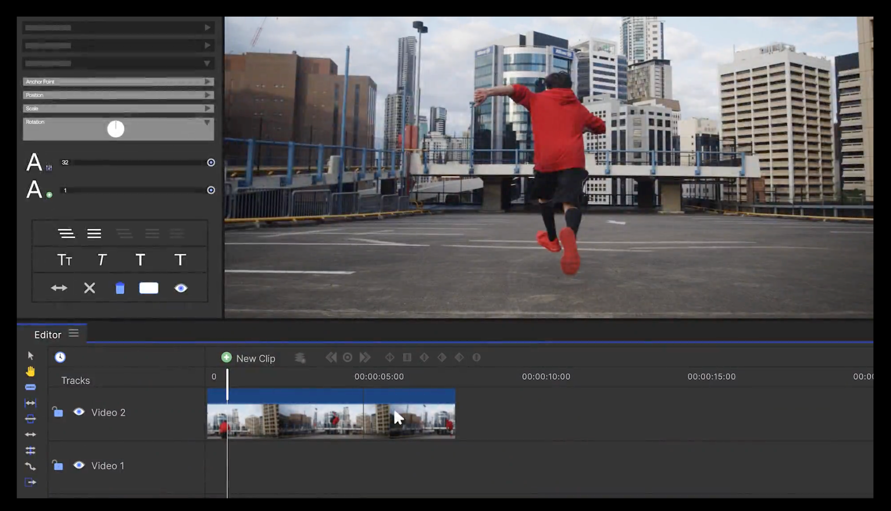 L'éditeur vidéo HitFilm montrant une vidéo d'une personne portant un sweat à capuche