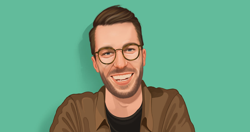 Kotn的联合创始人Benjamin Sehl的肖像插图，他穿着棕色毛衣，内搭黑色t恤，戴着黑框眼镜，背景是蓝绿色。