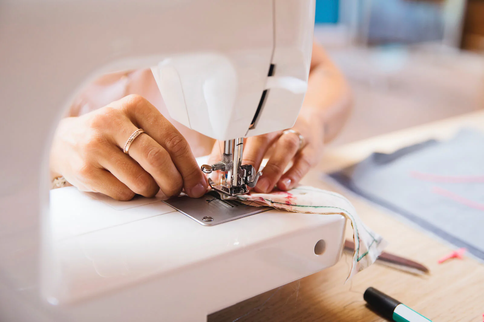 Eine Nähmaschine in Benutzung. Auch selbstgemachte Produkte kannst du verkaufen, um Geld in Heimarbeit zu verdienen.