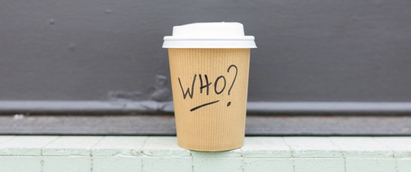 一个写着“谁?”的咖啡杯，代表一个关于我们的故事。