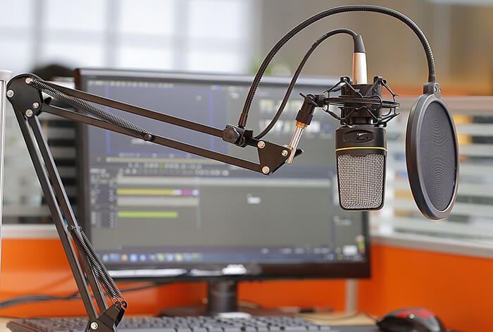 Das Foto zeigt einen Mikrofonarm, den du zum Podcast erstellen nutzen kannst.