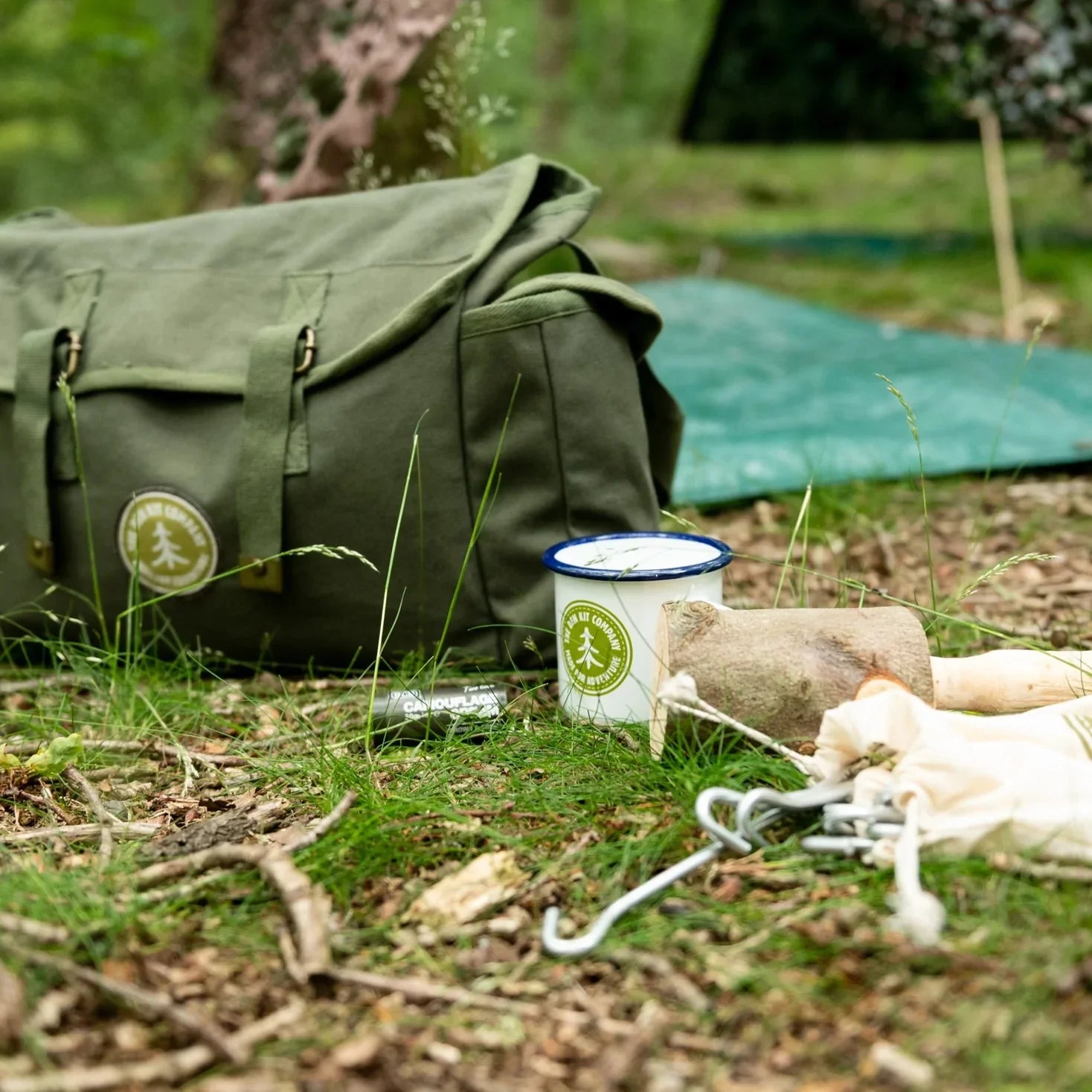 Une exploration des enfants respectueuse de l'environnement, y compris des articles de camp