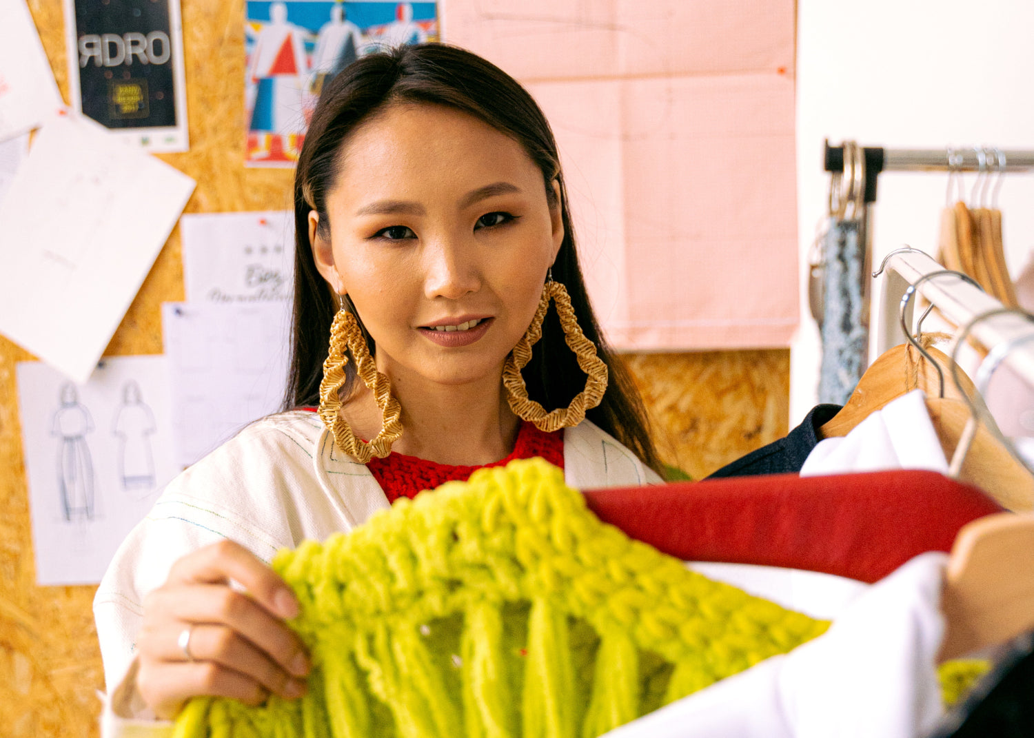 一个女人在一家服装店从衣架上拿出一件衣服