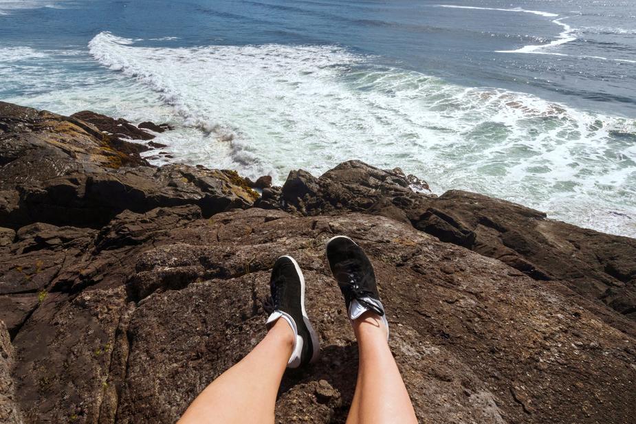 Das Foto zeigt einen Steinstrand. Auch für Entrepreneure ist Urlaub wichtig. Häufig müssen sie dazu aber eine Aushilfe im Store einstellen.