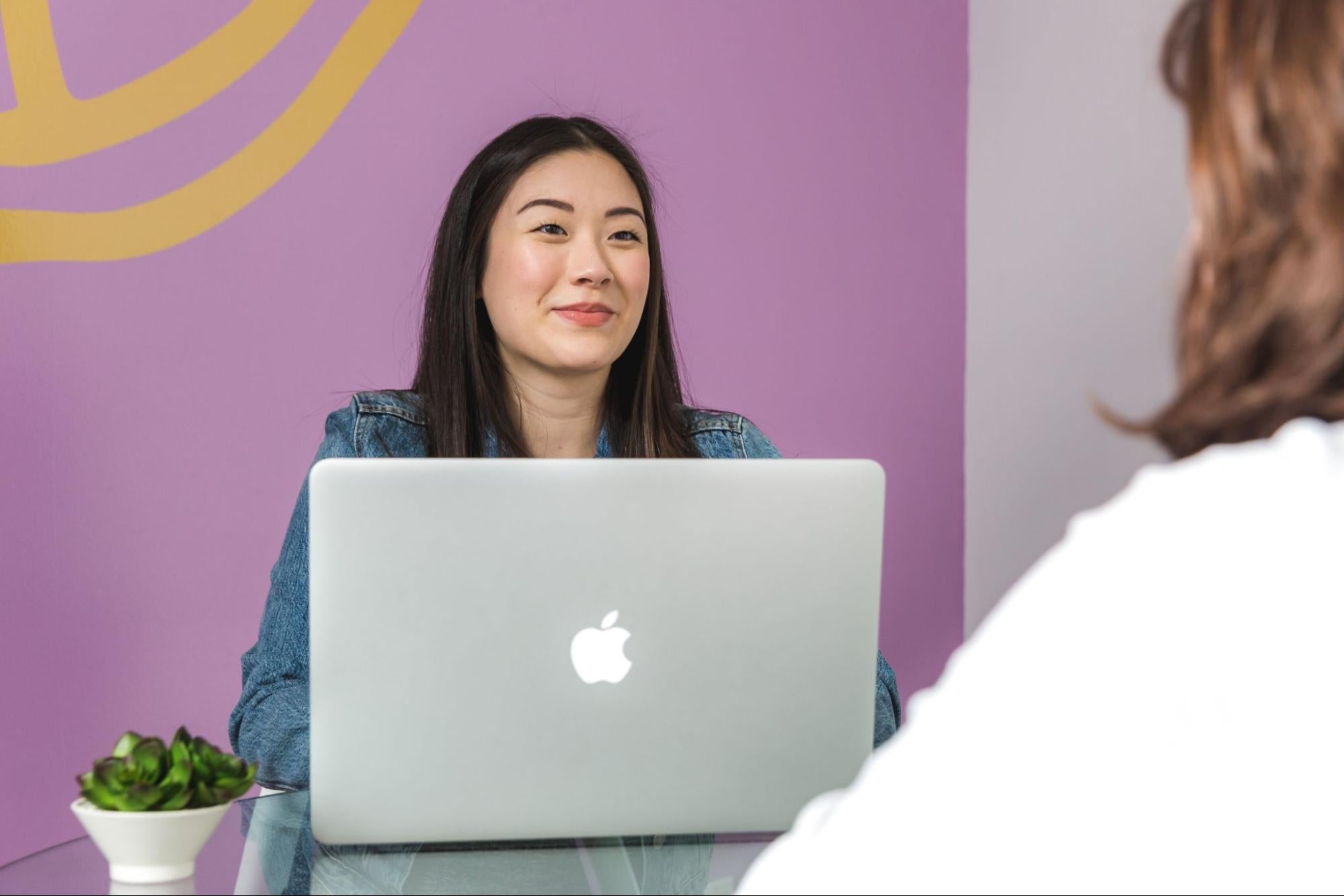 A woman is meeting a business contact to share ideas in a casual environment.