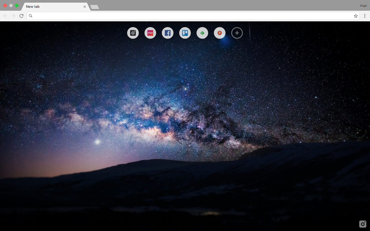 New tab page with a starry night background and social media quick-access buttons.