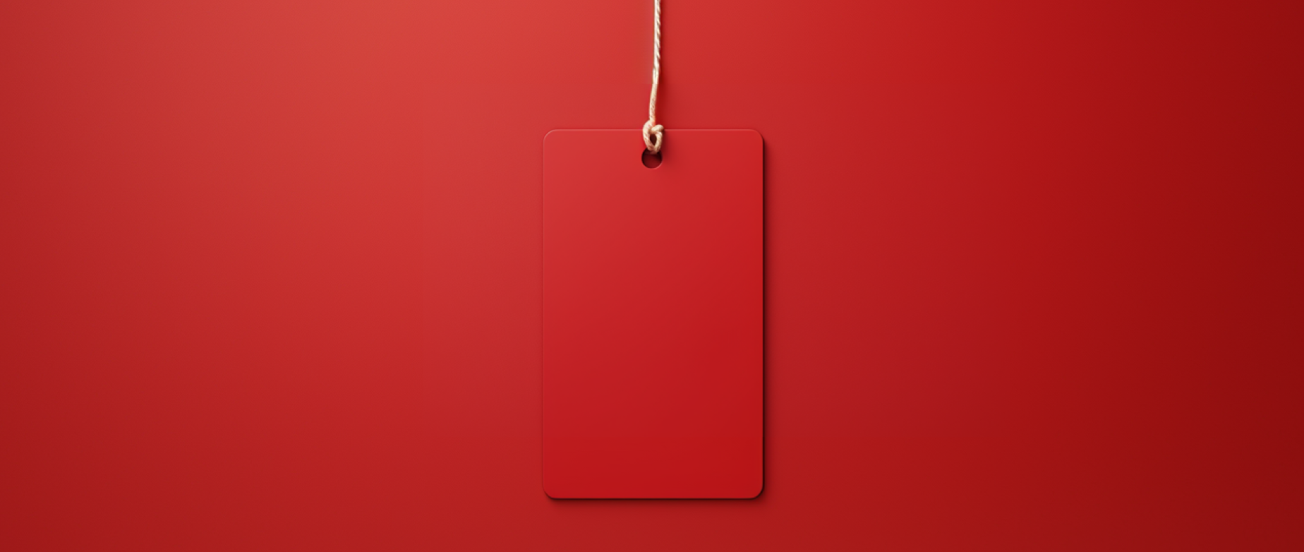 Une étiquette rouge vierge sur fond rouge, représentant des produits sous private label.