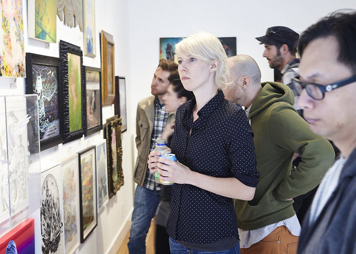 Kunst online verkopen: mensen bekijken kunst in een galerie van Spoke