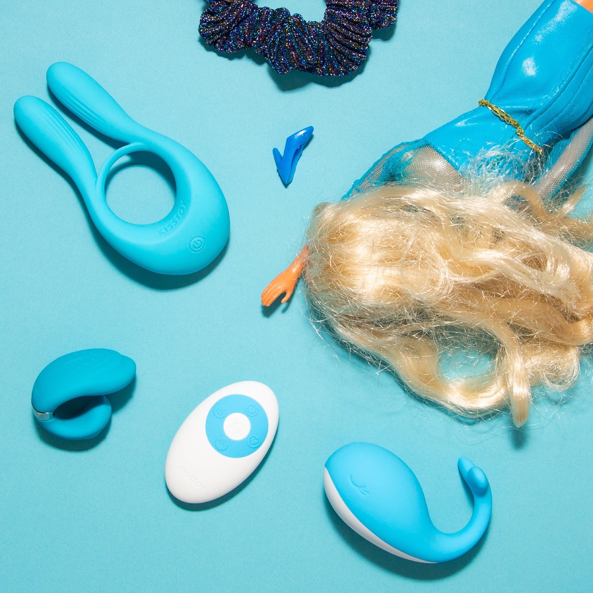 Auf einem blauen Hintergrund sind blaue Sextoys präsentiert. Gute Produktfotos sind wichtig um Sexspielzeug zu verkaufen.