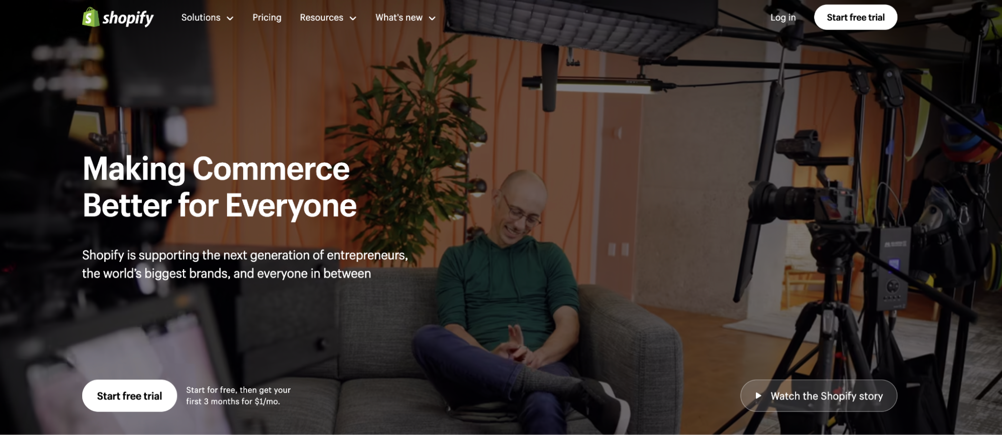 Shopify’s homepage with CEO Tobi Lutke on a couch, featuring a 4:1 ratio in the top-right corner.