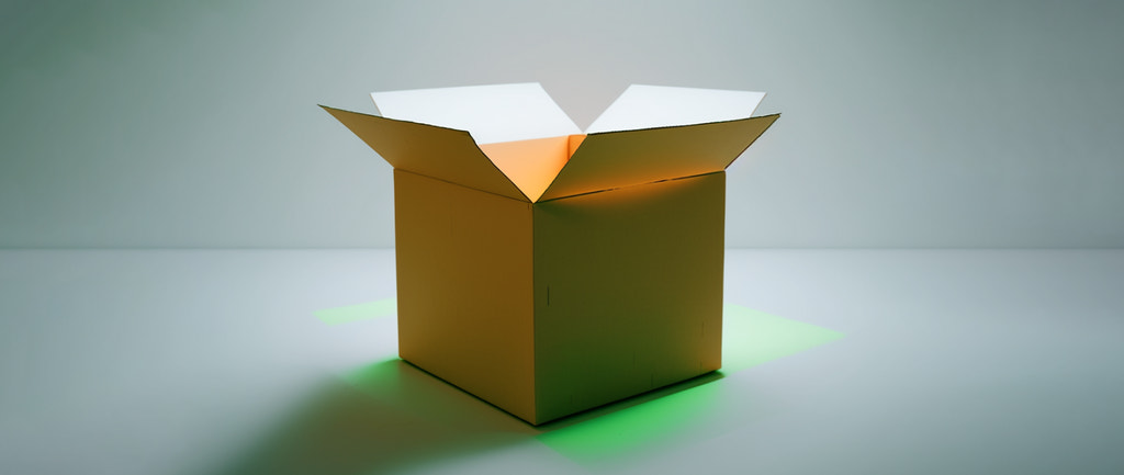 一个打开的纸板箱，下面闪着绿光