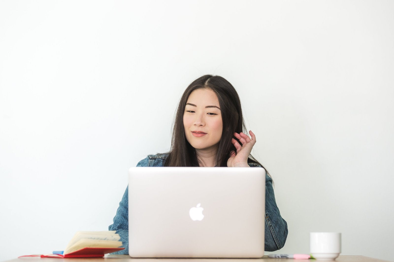 Eine Frau, die ihren Laptop vor sich stehen hat und auf diesen schaut. Auch folgende Geschäftsideen 2023 kannst du Online aufbauen.